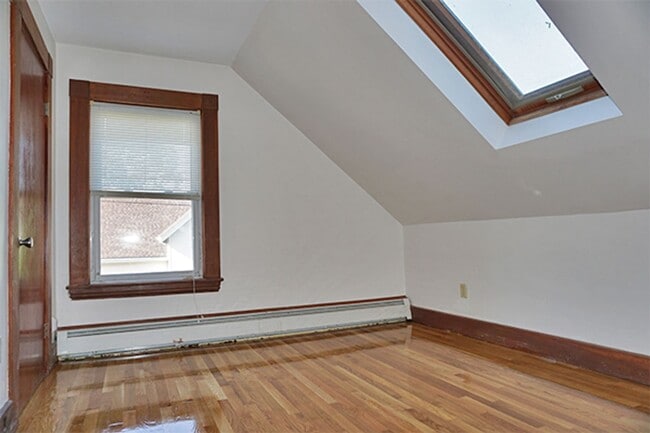 Building Photo - 3bed 2 bath in Waltham is available 8/1
