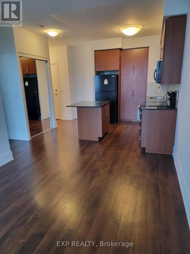 Photo du bâtiment - 330-2330 Burnhamthorpe Rd W