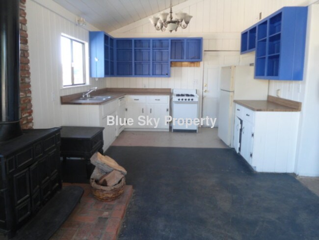 Building Photo - 1553 Meadowvale Rd