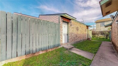 Building Photo - 725 Peppertree Dr