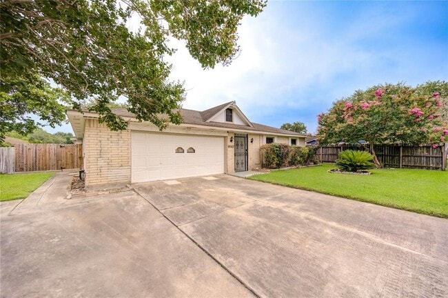 Building Photo - 16327 Edgemont Dr