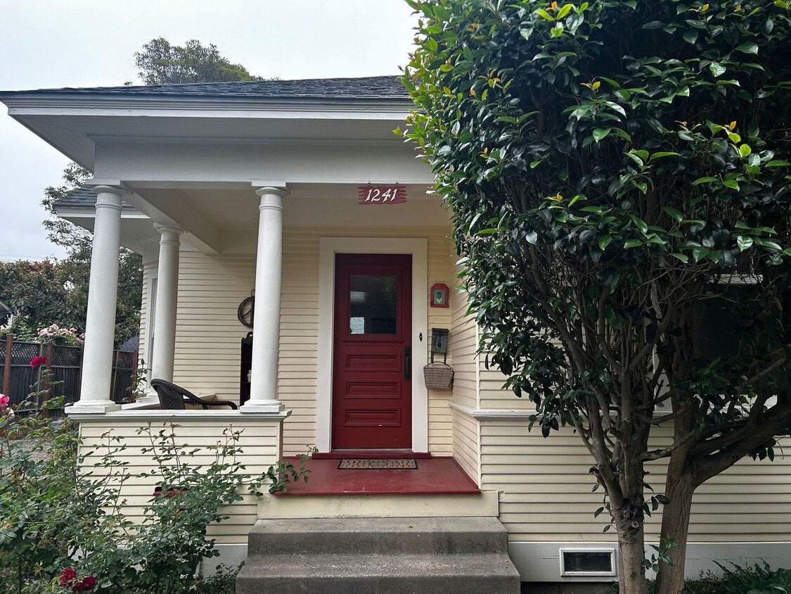 Primary Photo - 2bd/2ba house with garage available on Pis...