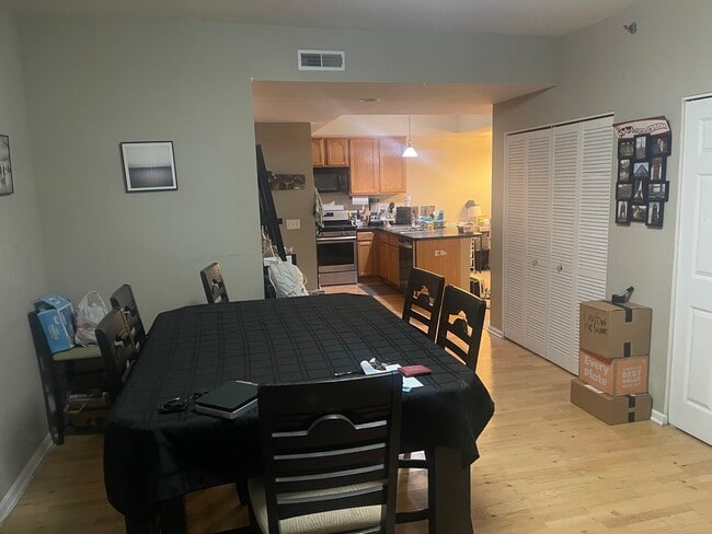 Building Photo - 6400 N Northwest Hwy