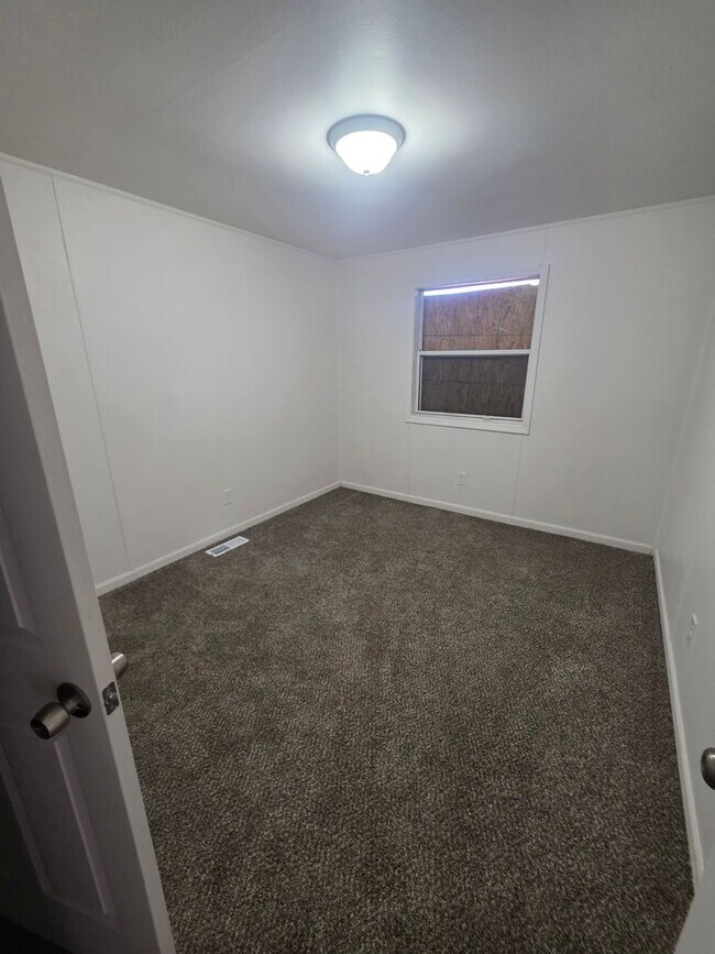 Building Photo - 1735 Parklane Dr