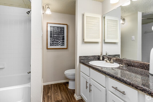 1BR, 1BA - 652SF - Bathroom - Slate Dallas