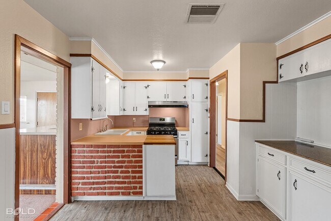 Building Photo - 1706 Shady Grove Dr