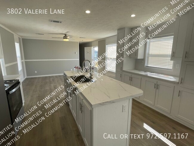 Foto del edificio - 3802 Valerie Ln