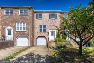 Building Photo - 1445 Boxwood Dr