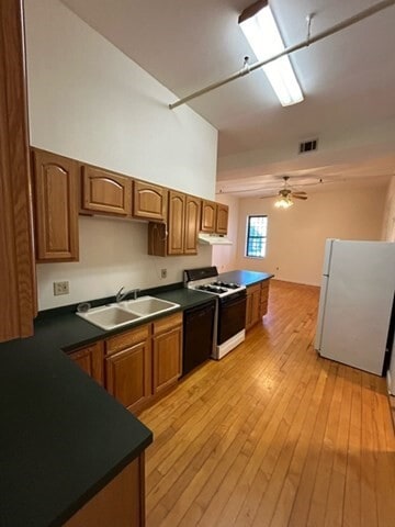 Building Photo - 23 Grove 2L Grv