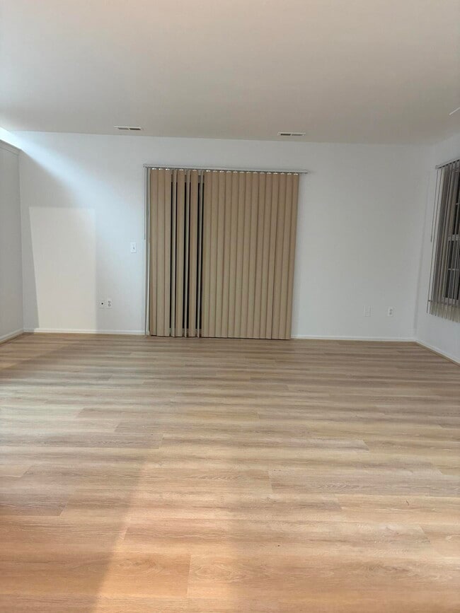 Foto del edificio - 3245 Reeves Dr