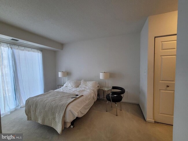 Foto del edificio - 3101 N Hampton Dr