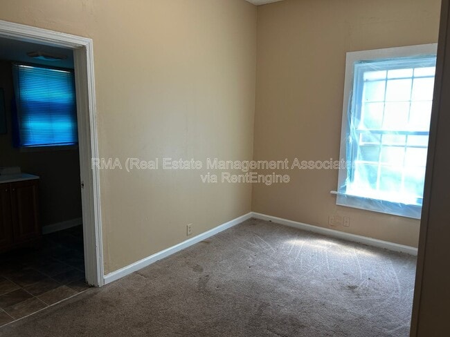 Building Photo - 108 Elm St