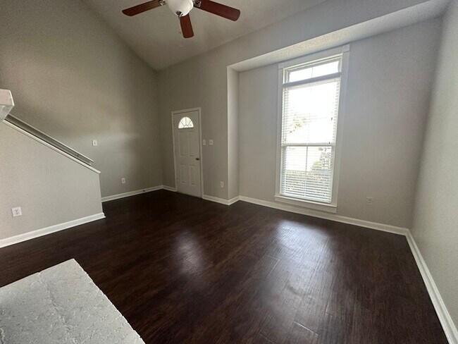 Foto del edificio - 3006 New London - Available Now!