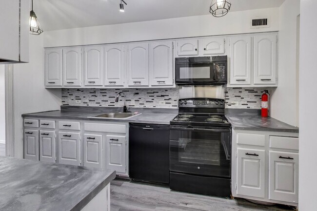 Foto del edificio - Large Foggy Bottom Beauty - 1+Den + 1 FB