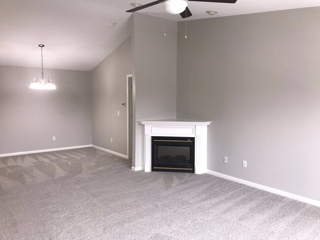 Building Photo - Sharp 2 bedroom, 2 bath upper condo in Not...