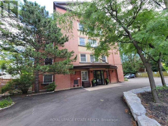 Photo du bâtiment - 61-161 Main St
