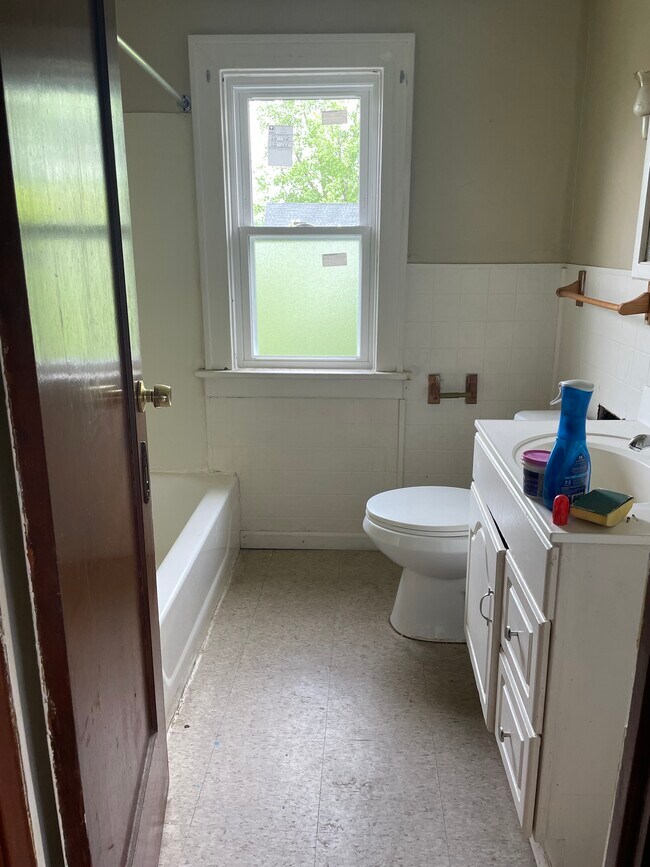 Bathroom - 33 Dellwood Pl