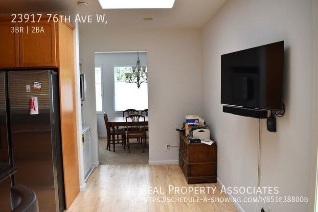 Building Photo - Edmonds Rambler