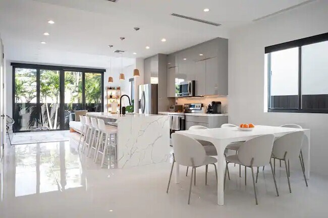 Building Photo - 3061 SW 21st Ter