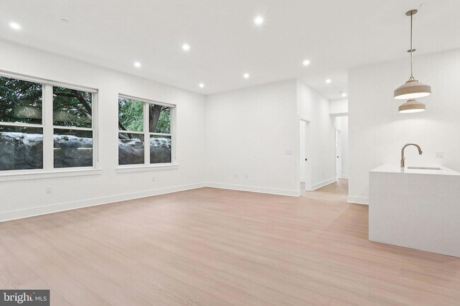 Foto del edificio - 30 W Allens Ln