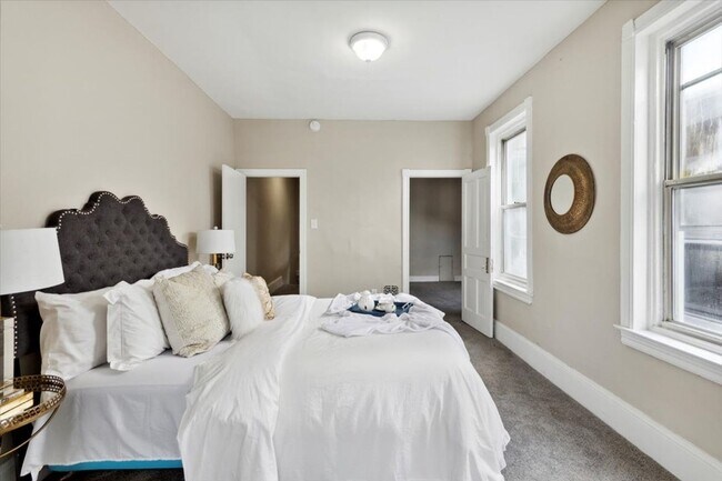 Building Photo - Beautiful and updated home for rent in Ove...