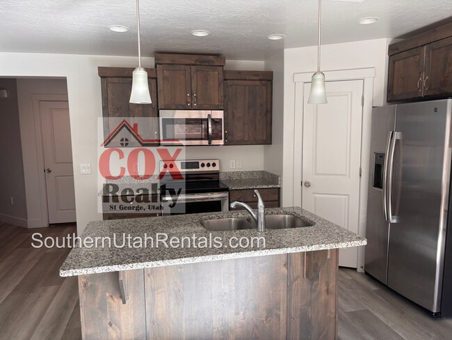 Foto del edificio - 3 bed / 2.5 bath / 2-car with washer/dryer...