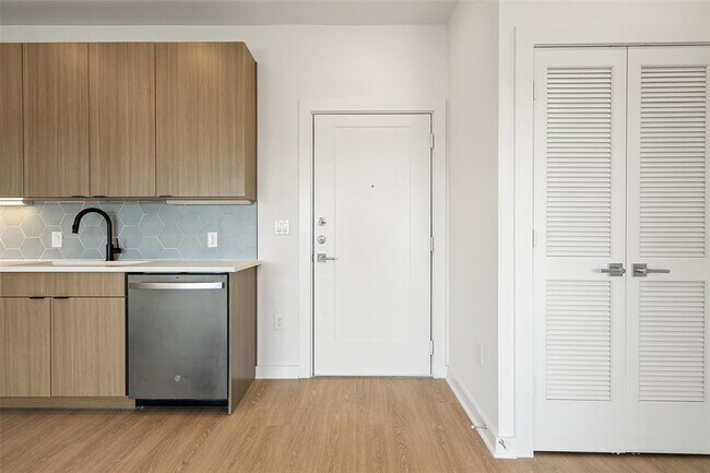 Foto del edificio - 4802 S Congress Ave