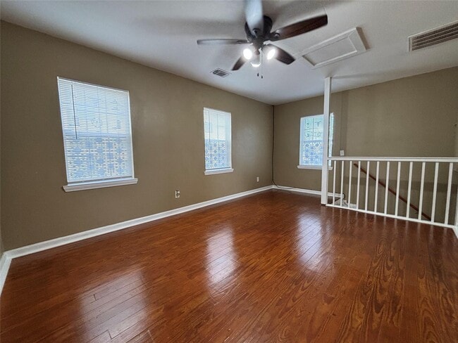 Foto del edificio - 422 W Burleson St