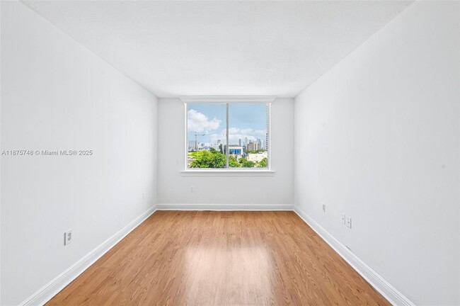 Foto del edificio - 1740 NW N River Dr