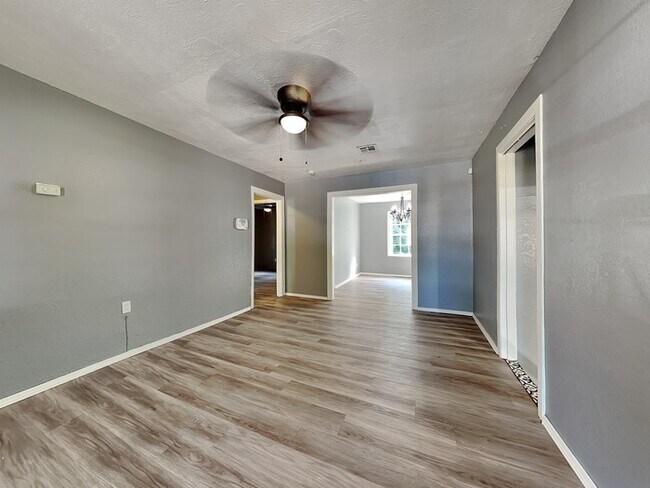 Building Photo - 1209 Carverdale Dr