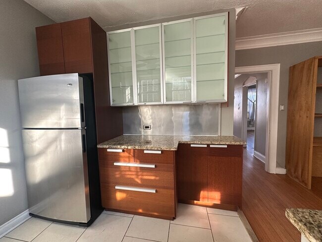 Foto del edificio - 1354 W Greenleaf Ave