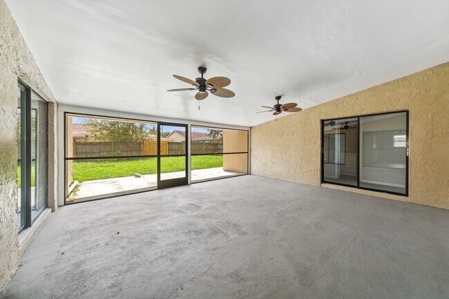 Building Photo - 527 Glade Ct