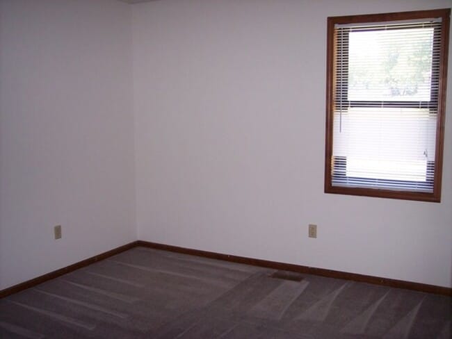 Building Photo - 411 N Ridgeview Dr