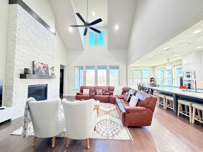 Building Photo - 6817 Golf Club Dr