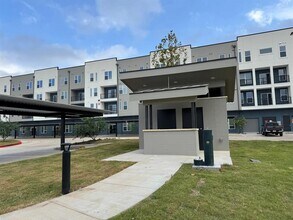 Building Photo - 320 Goll St