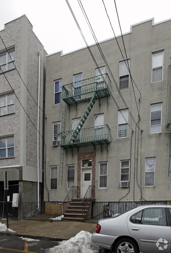 Building Photo - 534 29th St