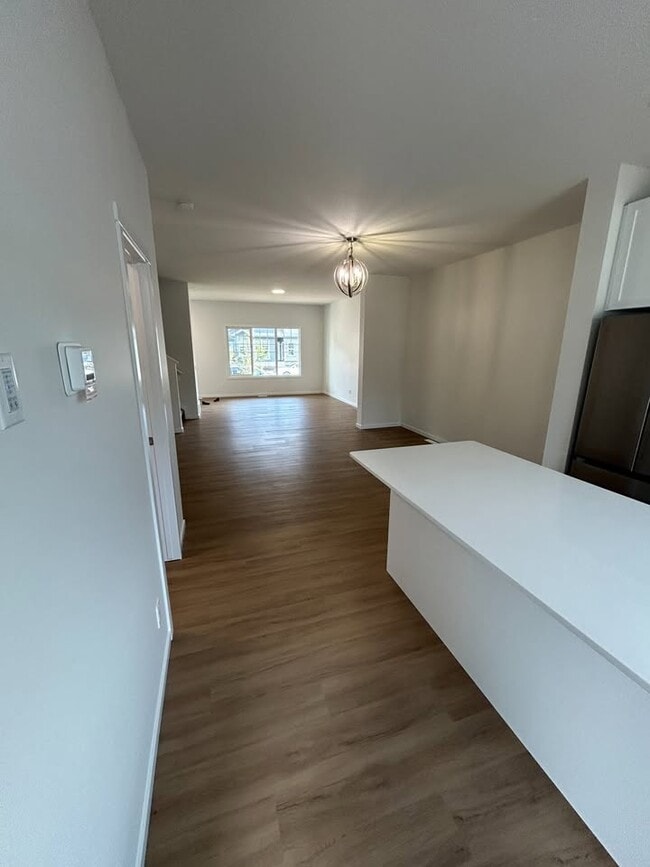 Building Photo - 704