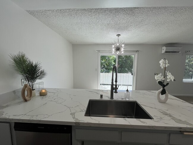 Building Photo - 445 E Magnolia Blvd