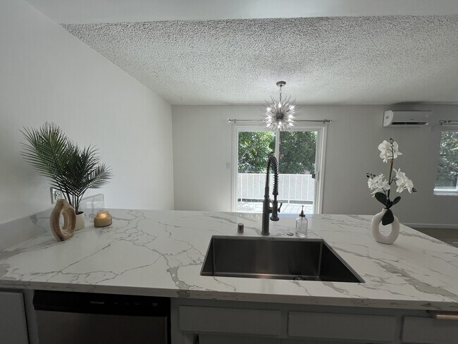 Foto del edificio - 445 E Magnolia Blvd