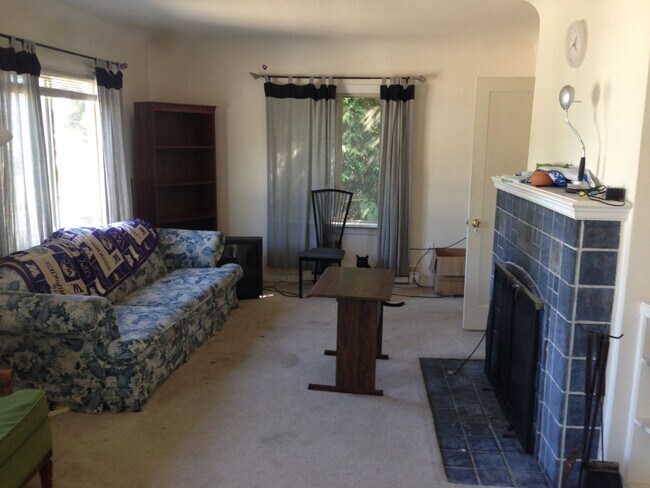 Foto del edificio - Nice 6 bed/2baths-2 kitchens and 2 set washer/dryer house for rent.