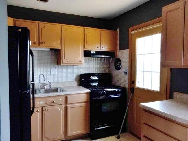 Building Photo - Beautifully updated 3 bedroom, 1.5 bathroo...