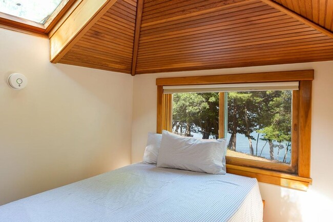 Building Photo - Private One Bedroom Beach House