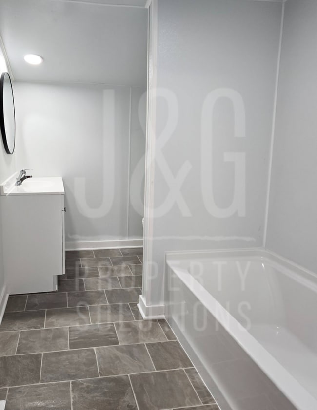 Foto del edificio - 3 Bedroom 1 Bath Row House