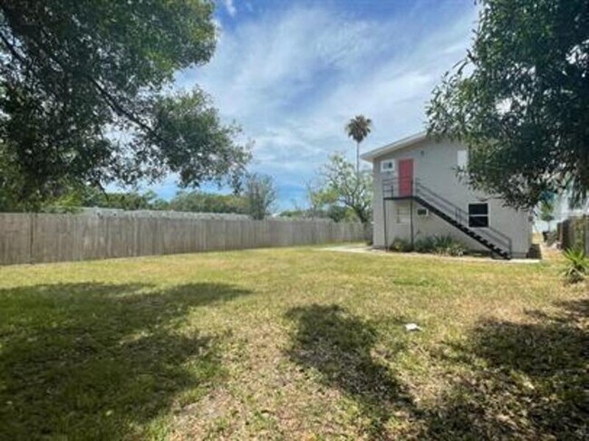 Building Photo - 1045 11th Ave NW