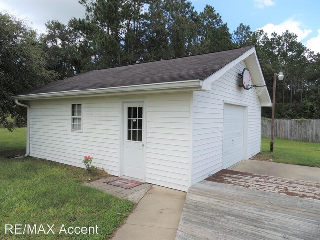 Building Photo - 3 br, 2 bath House - 720 McCumber Dr.
