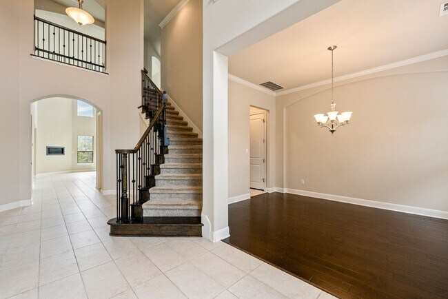 Building Photo - Luxurious 4 bedrooms 3 bathrooms home in L...