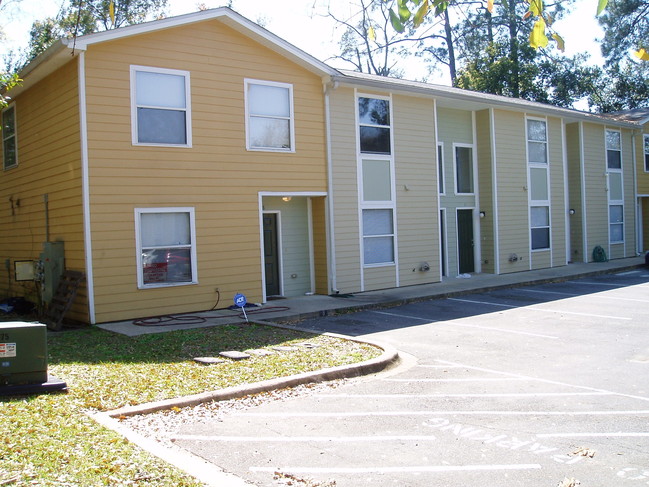 Building Photo - Lone Oak Townhomes