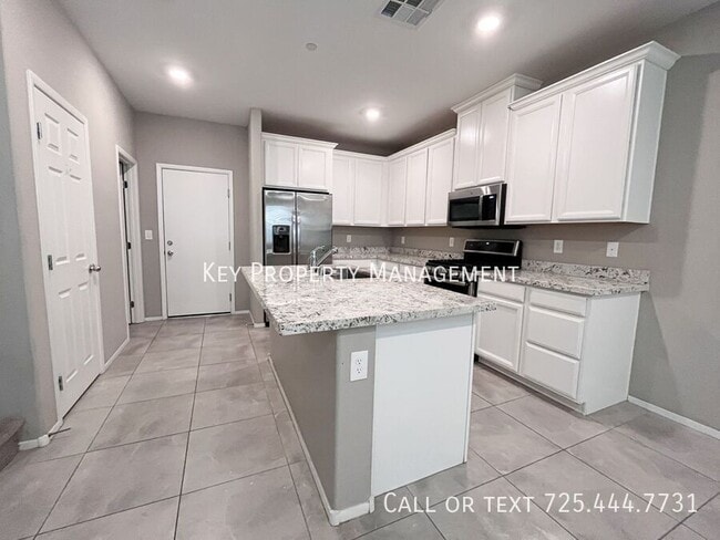 Building Photo - UPGRADED 3 BEDROOM TOWNHOME IN GATED COMMU...