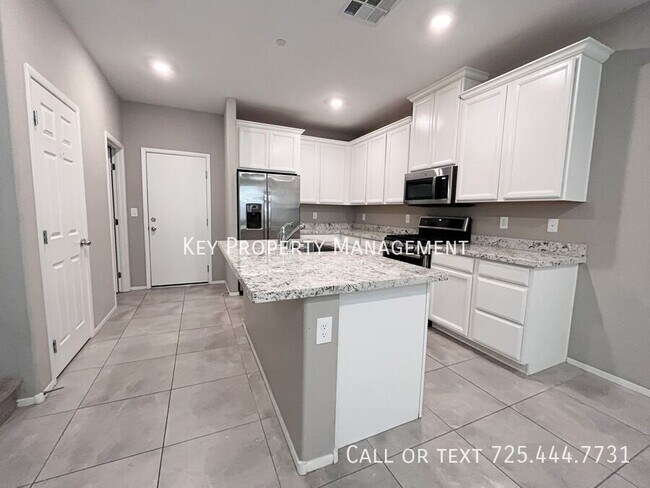 Foto del edificio - UPGRADED 3 BEDROOM TOWNHOME IN GATED COMMU...
