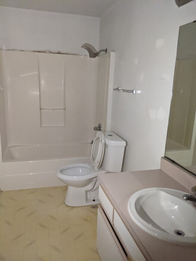 9308 Greyrock Rd Unit B, Thonotosassa, FL 33592 Apartments in